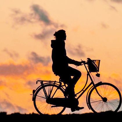 Silhouette einer Radfahrerin