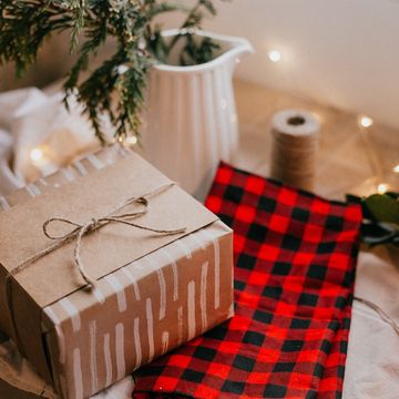 5 coole Ideen, um deine Weihnachtsgeschenke nachhaltig zu verpacken! 🎁⁠ .⁠ 1. Baumwolltücher statt Geschenkpapier⁠ 2....