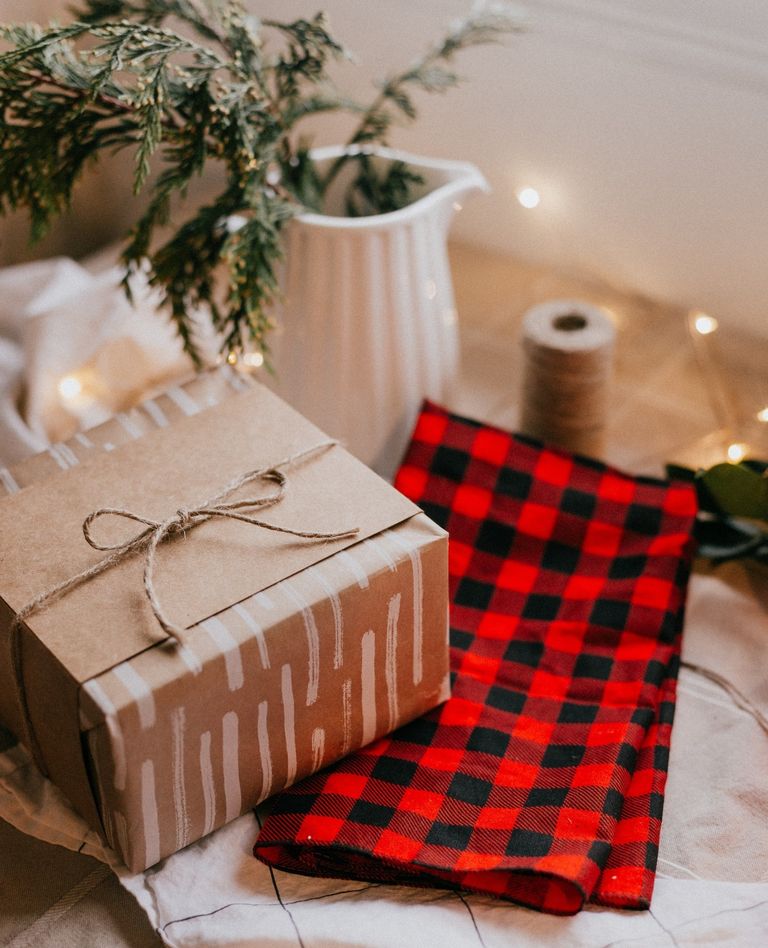 5 coole Ideen, um deine Weihnachtsgeschenke nachhaltig zu verpacken! 🎁⁠ .⁠ 1. Baumwolltücher statt Geschenkpapier⁠ 2....